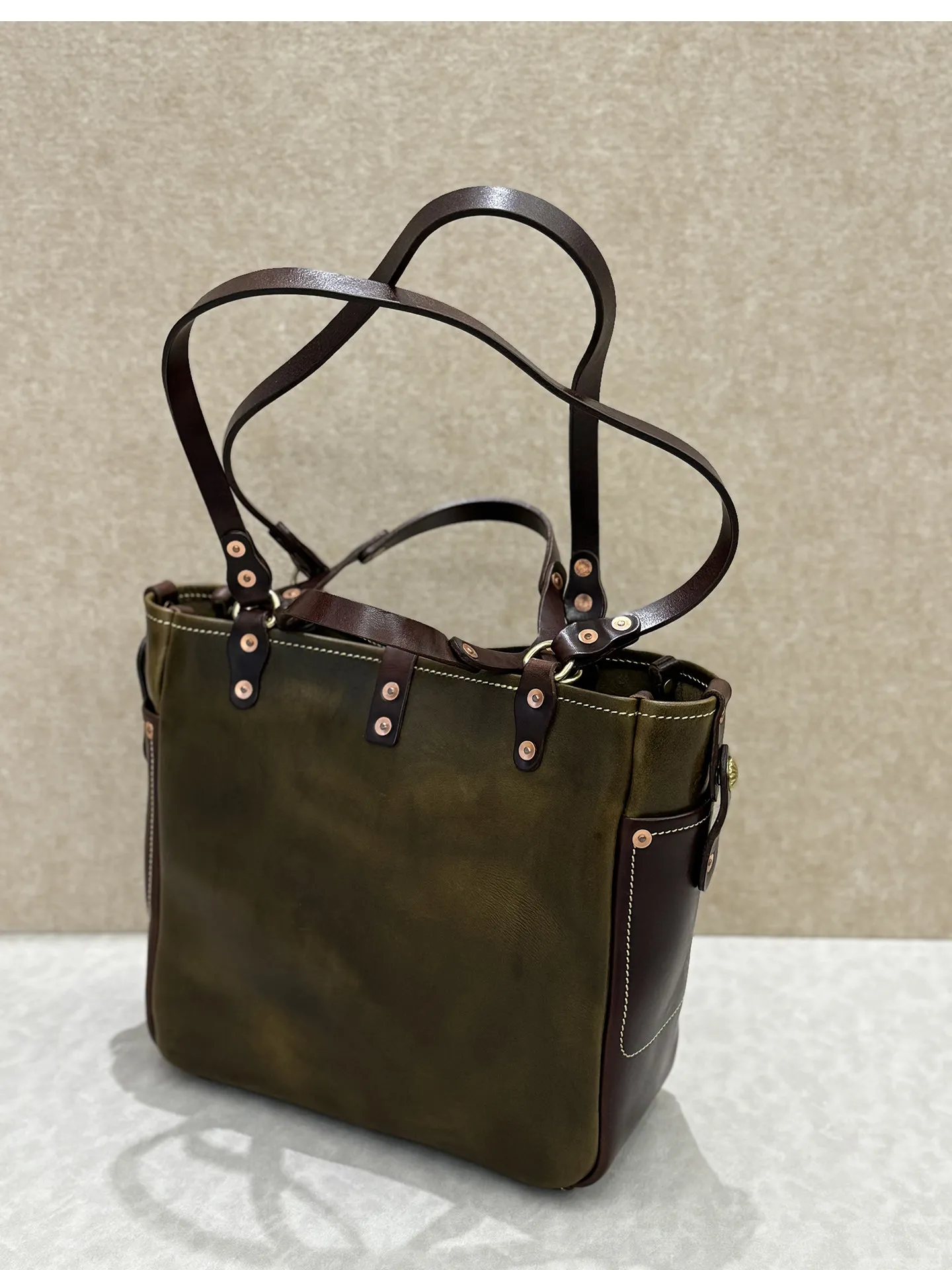 Vintage Designer Handgefertigte Arbeits-Tragetasche aus pflanzlich gegerbtem Rindsleder für Herren, Business Casual Luxus Naturleder Handtasche – Detail 27