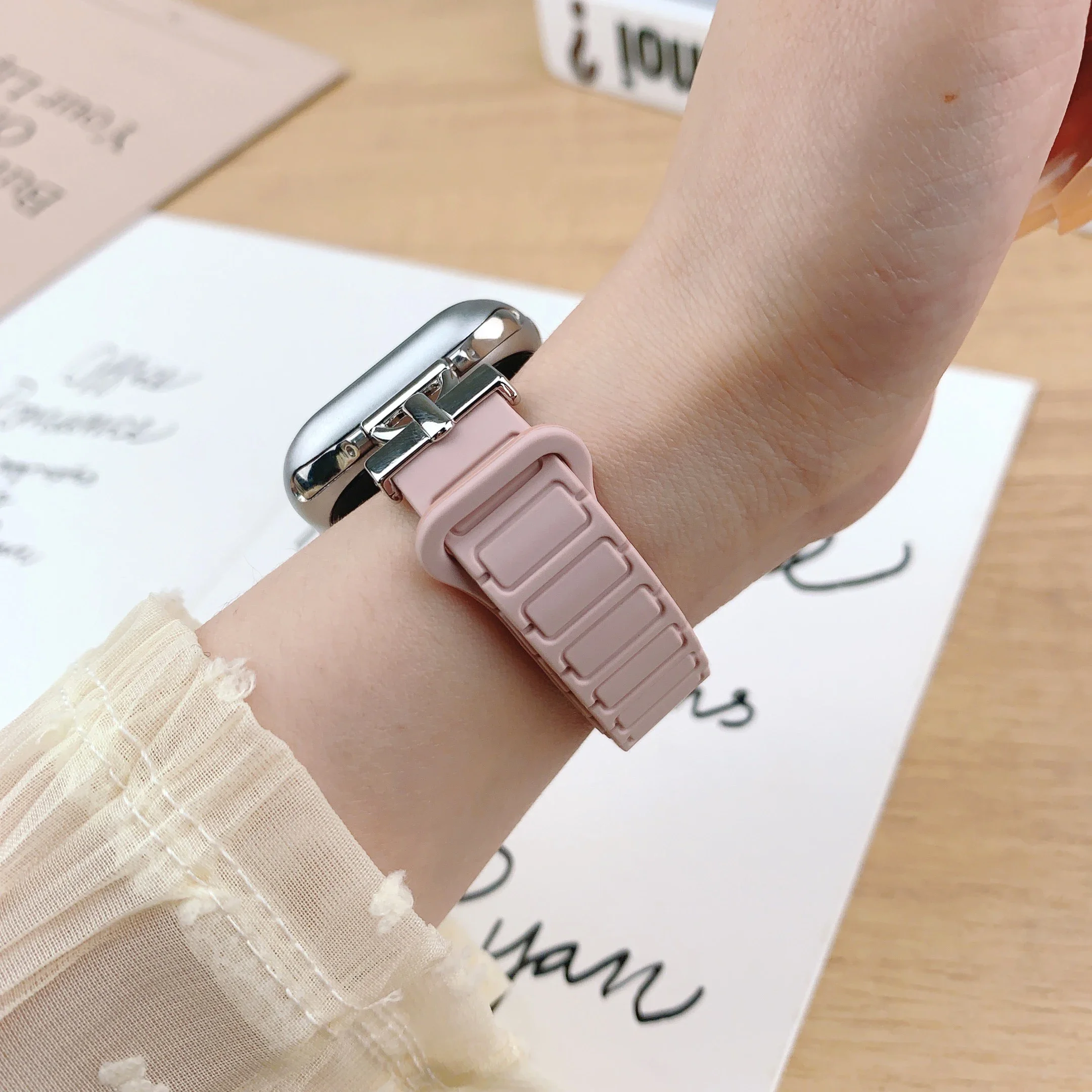 Cinturino magnetico da donna con cinturino in silicone sottile per Apple Watch S10 42/46mm 41mm 45 cinturini sottili 44mm 40mm 38 braccialetto iWatch SE 9 8 7 6