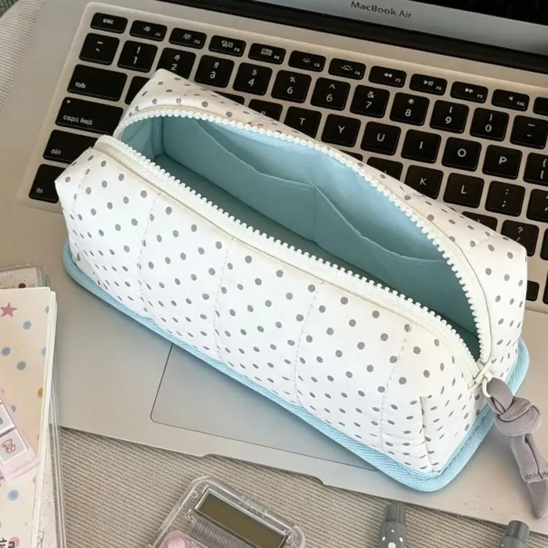 Niedliches Stiftetui mit Polka-Dot-Muster, weich gepolstert, großes Fassungsvermögen, ideal zur Aufbewahrung von Schul- und Büromaterial. – Detail 3