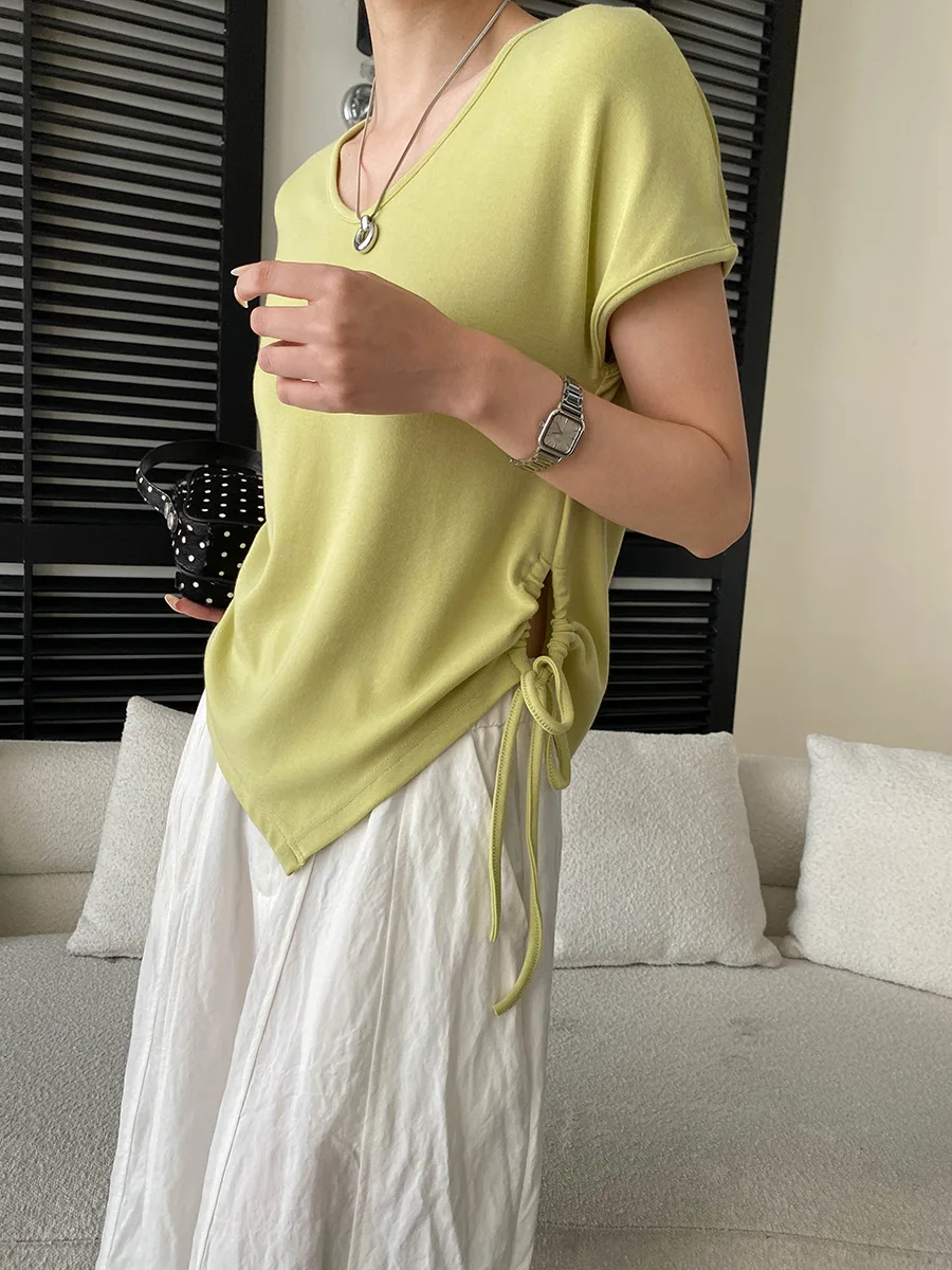 Sommerliches Damen-T-Shirt in unregelmäßiger Farbe mit unregelmäßigem Saum, Kordelzug, V-Ausschnitt und schlankmachendem Effekt, kurzärmelig. – Detail 29