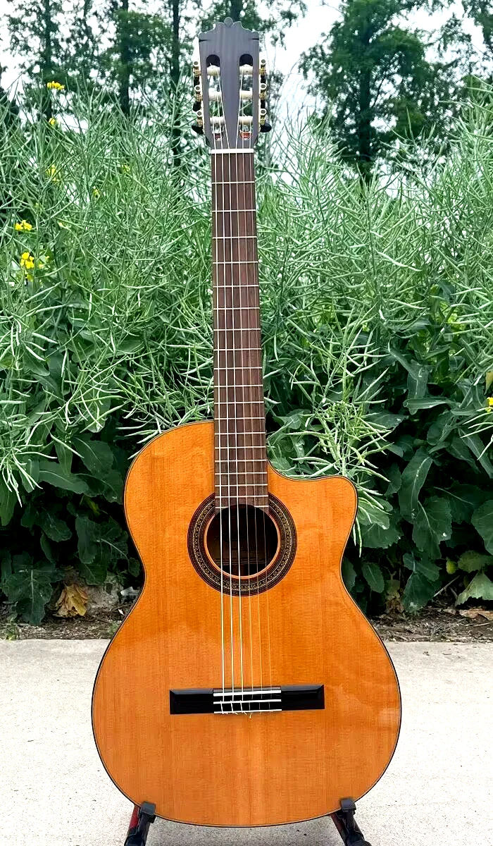 Cutaway-Gitarre aus massiver Zederholz, klassische spanische Gitarre, handgefertigt, für professionelle Auftritte geeignet. – Detail 1