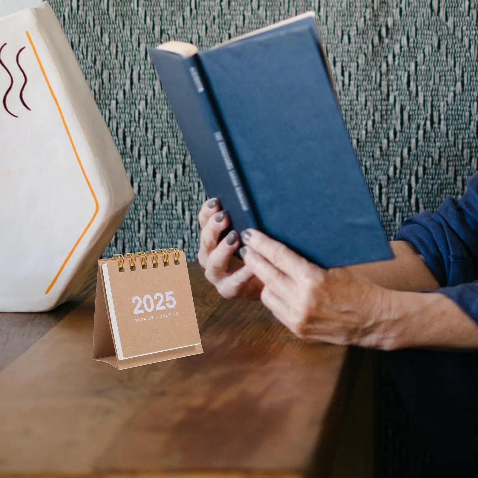 سطح مكتب صغير 2024-2025 مكتب مكتب قائم صغير مزخرف مع مساحة ملاحظة للمنزل والمكتب والفصول الدراسية للاستخدام اليومي تقويم الوجه #3