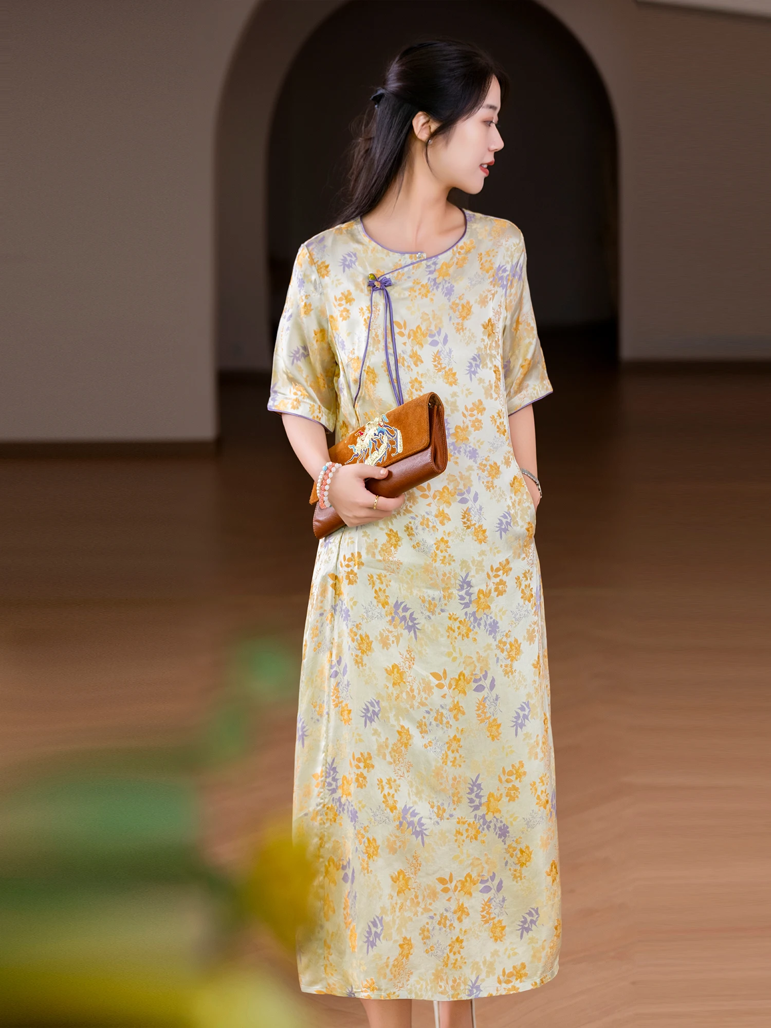 

Ele Chinese Sle Dr with Silken Brocade And Sa Women's Faionable Casual Loose Fit Qipao with Button Detail