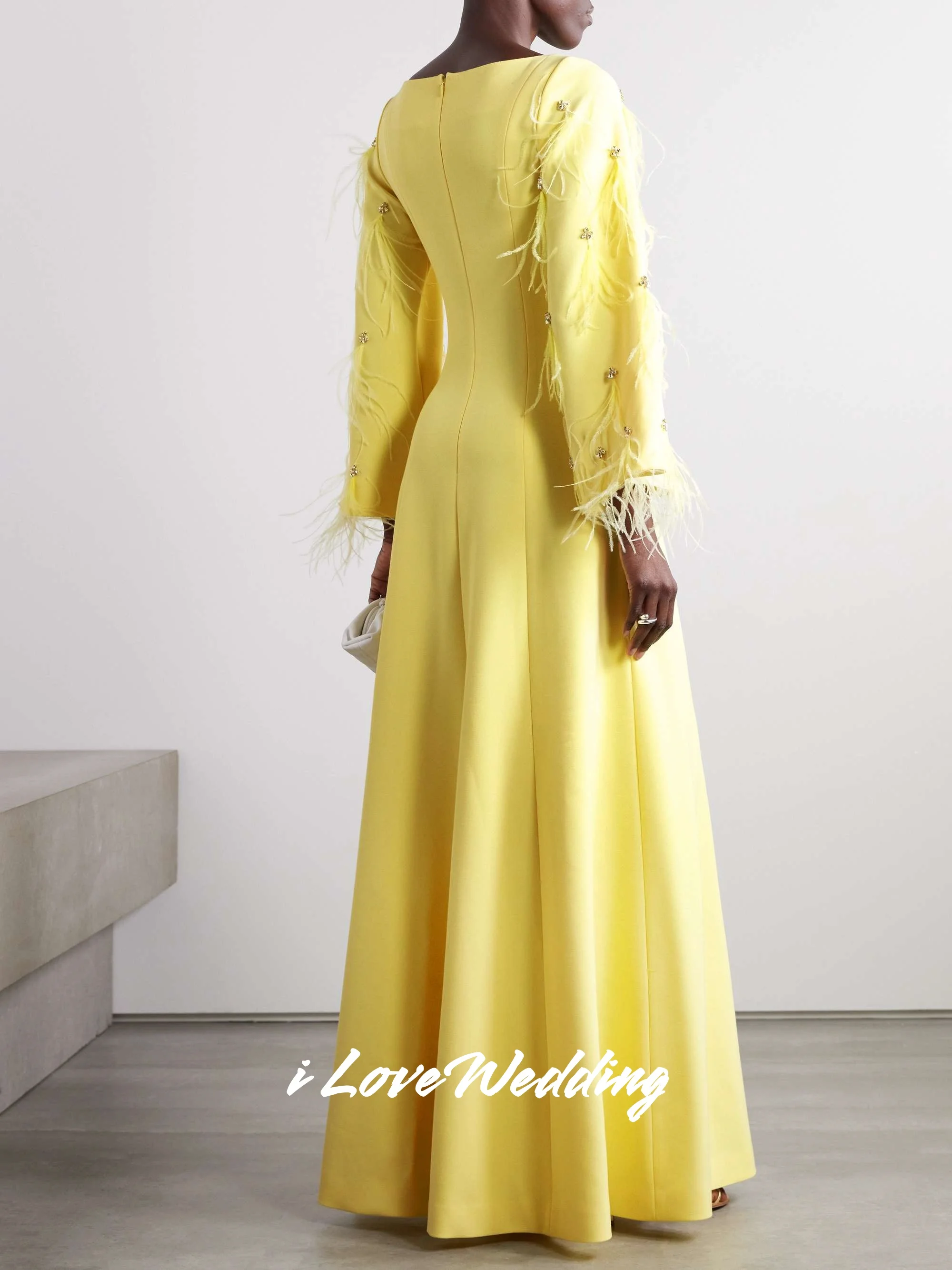 Amarelo o-pescoço vestidos de noite 2025 cetim manga longa contas de penas a linha até o chão plissado vestidos de festa de casamento personalizado