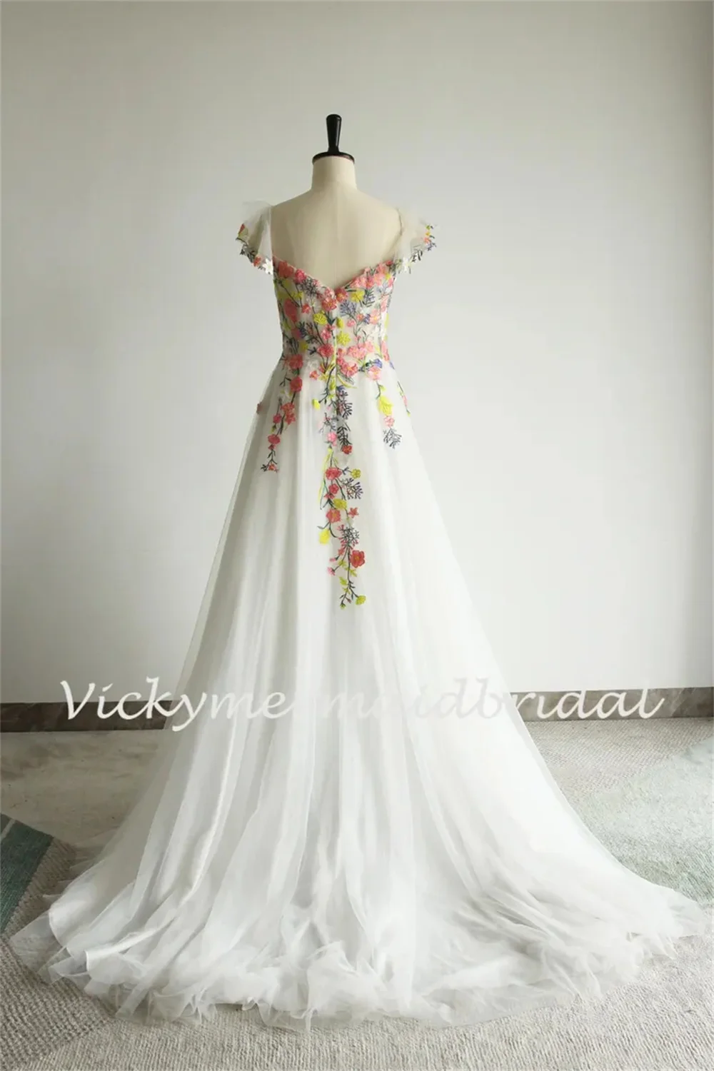 京都白花ノースリーブウェディングドレス A ラインカスタマイズされた新しい في الفساتينスイープトレインエレガントなベストドデガラノーチェムジェ