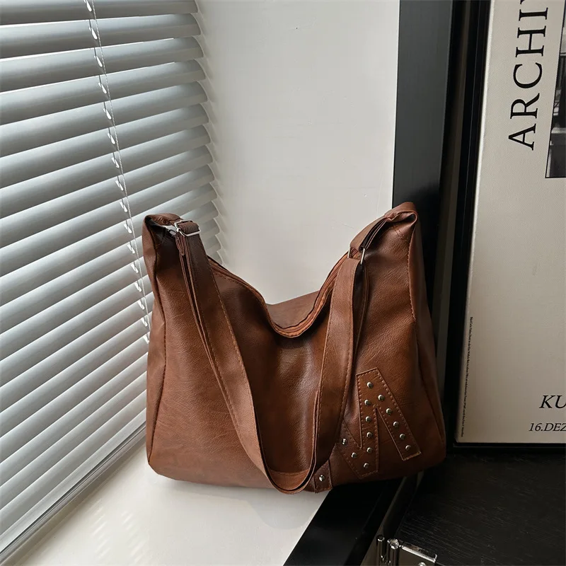 

Новая студенческая пригородная сумка 2025, модная сумка для путешествий большой вместимости, просторная с деталями на шипи