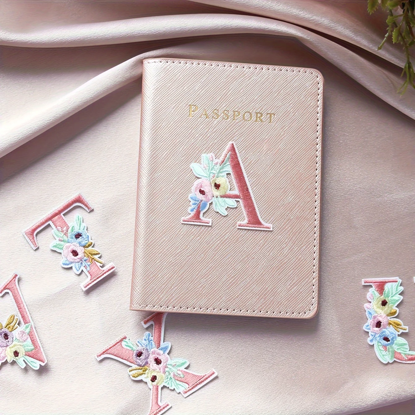 

Custom Floral Initial Letter Patch Embroidered Alphabet Iron-On Patch for Passport Cover Bag Diy Decoration Travel Gifts