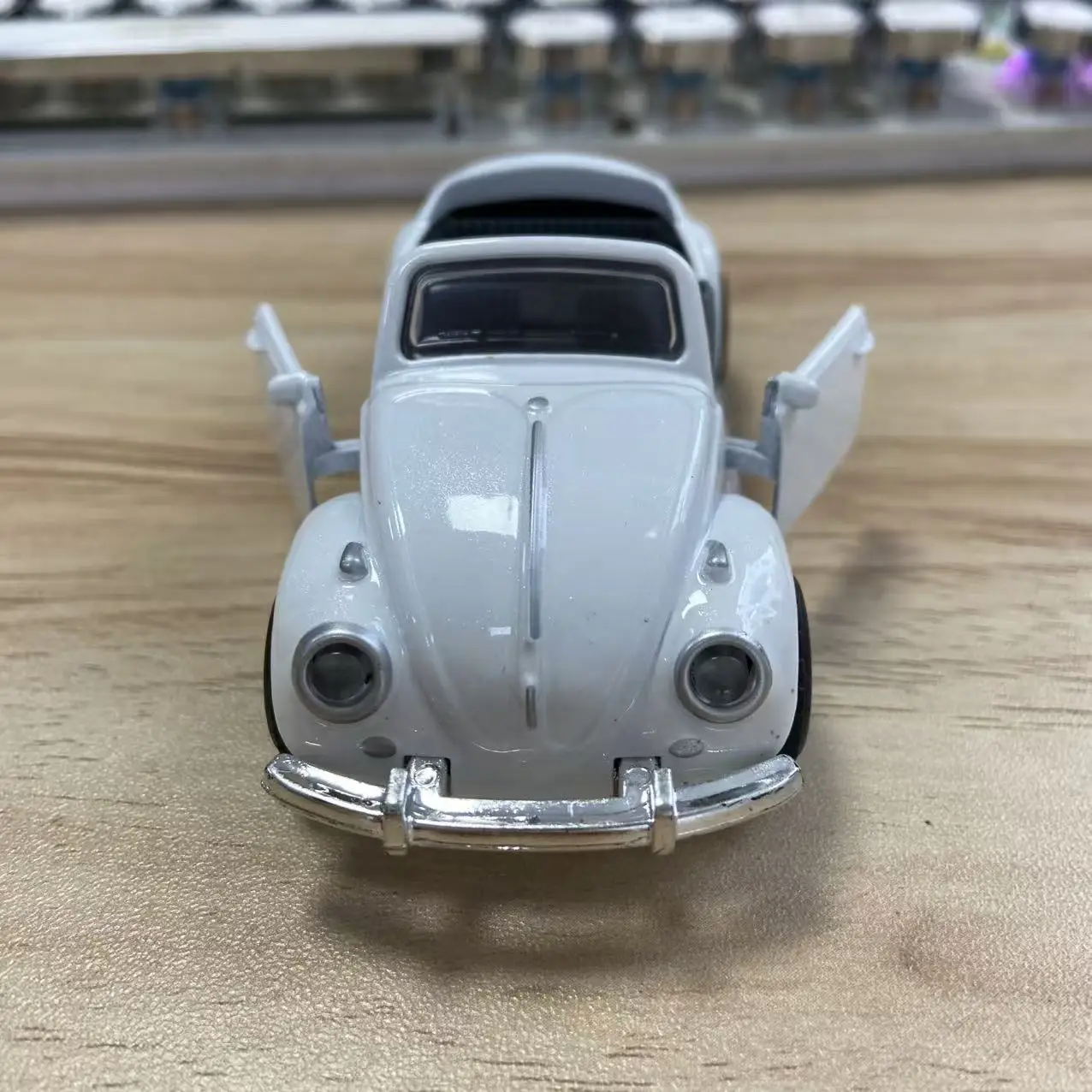 1 Stück, im Beutel verpacktes, klassisches, im Vintage-Stil gehaltenes, aus Zinklegierung gefertigtes Automodell, Retro-Roadster, mit Rückziehfunktion, aufklappbare Seitentüren. – Detail 34