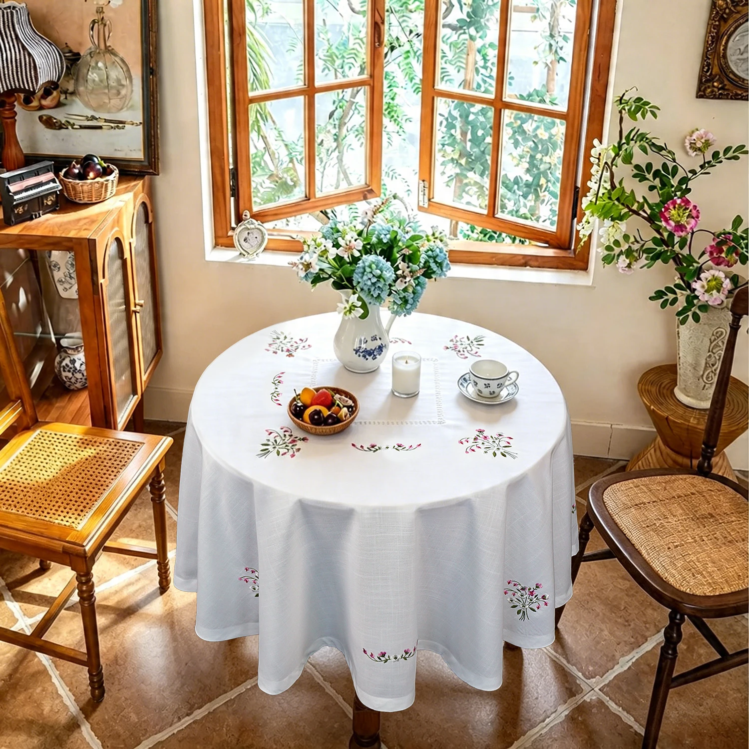 Bestickte Runde Tischdecke 69 Zoll - Weiße Blumenmuster Hohlsaum Kunstleinen Polyester Tischdecke für Esszimmer Hochzeit Party – Detail 2