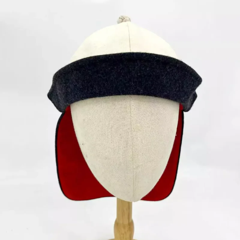 قبعة كوبلاي خان المنغولية مع الطنف المطوي نسخة تاريخية من سلالة يوان