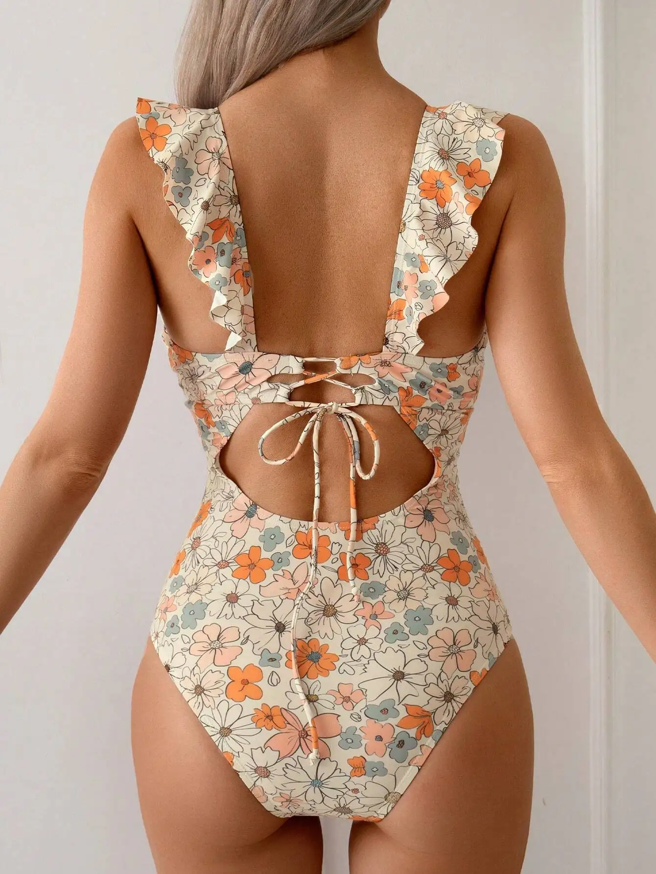 

Цельный купальник с цветочным принтом, рюшами, V-образным вырезом и открытой спиной для летнего пляжа