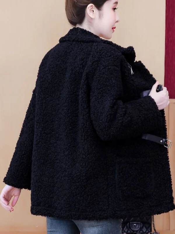 เสื้อโค้ทกำมะหยี่ขนแกะเทียมทรงโอเวอร์ไซส์สำหรับผู้หญิง สไตล์เกาหลี รุ่นใหม่ สำหรับฤดูหนาว ให้ความอบอุ่น พร้อมกระเป๋าข้าง