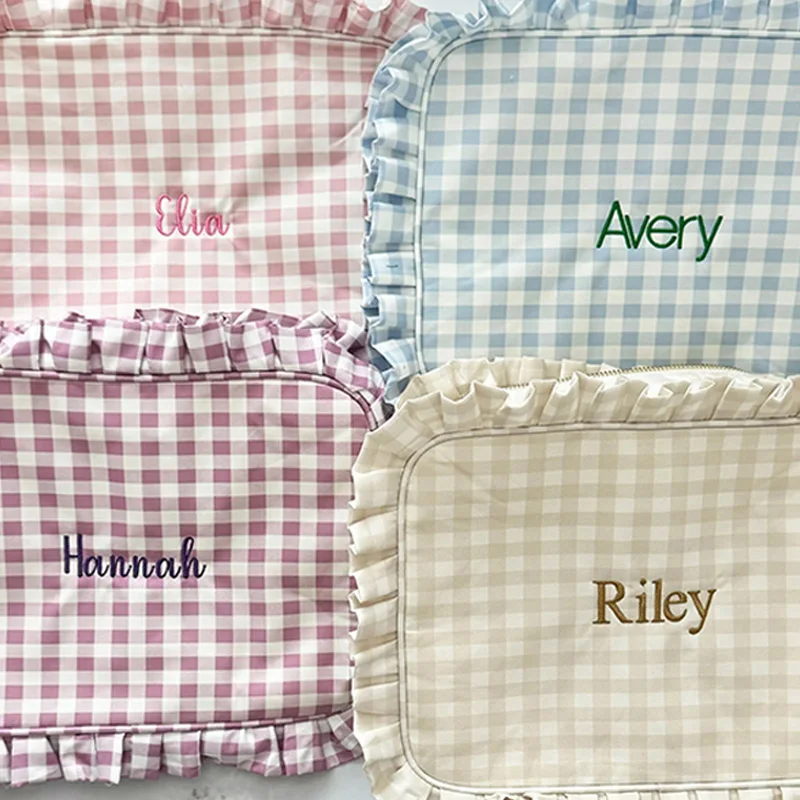 

Персонализированная косметичка с рюшами, косметичка в клетку, косметичка с рюшами и именем на заказ, подарок для подружки невесты, подарок на Пасху.