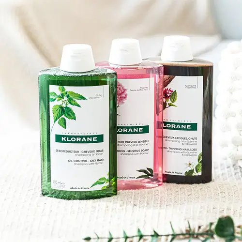 Imagen 1 del producto KLORANE Champú a base de plantas Control de aceite de ortiga, peonía calma el enrojecimiento, la quinina previene la caída del cabello fortalece las raíces del cabello