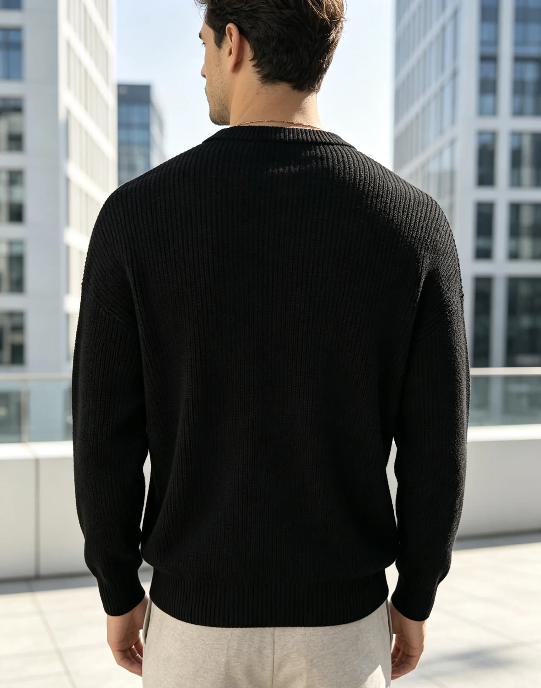 Herren-Pullover mit Henley-Kragen, geripptem Strickmuster, einfarbig schwarz, mit Knöpfen, langärmelig, für Herbst und Winter, lässiger, lockerer Schnitt, strukturierte Strickware. – Detail 4