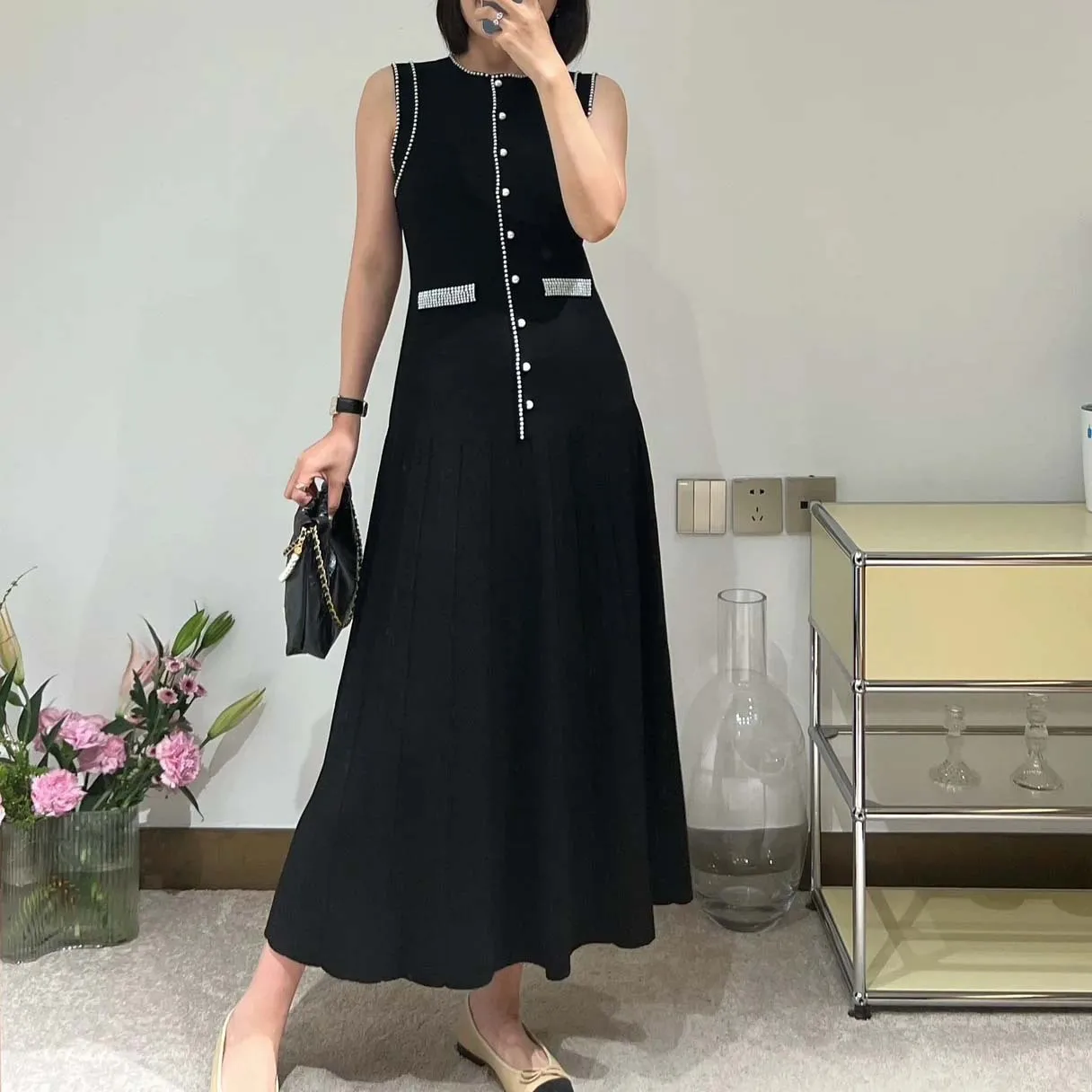 

2024 New High Quality French Summer Pearl Decoration Knitted Long Dress Elegant Women O Neck Sleeveless Tank Black Pleated Robe