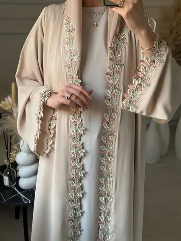 Dubai elegante beige abaya voor moslimvrouwen - ingewikkeld vervaardigd met veelkleurig borduurstuk in islamitische bescheiden mode