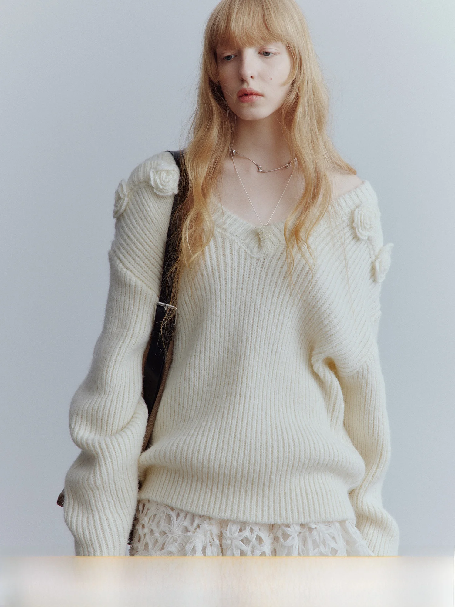 

Мягкий пушистый зимний шерстяной свитер ручной работы Fussed Urban Collection с V-образным вырезом и длинными рукавами средней длины для женщин