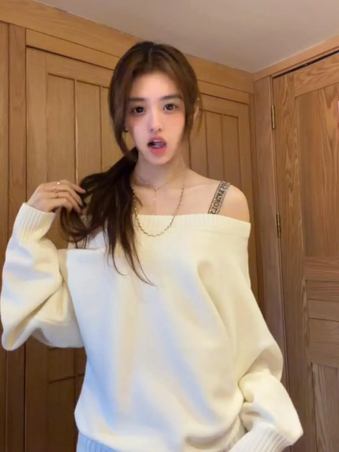 

Korean Style Loose Fit Soft White Shoulder Bared Knitted Sweater Women's Casual Comfortable Long Sleeve Top Spring Autumn
