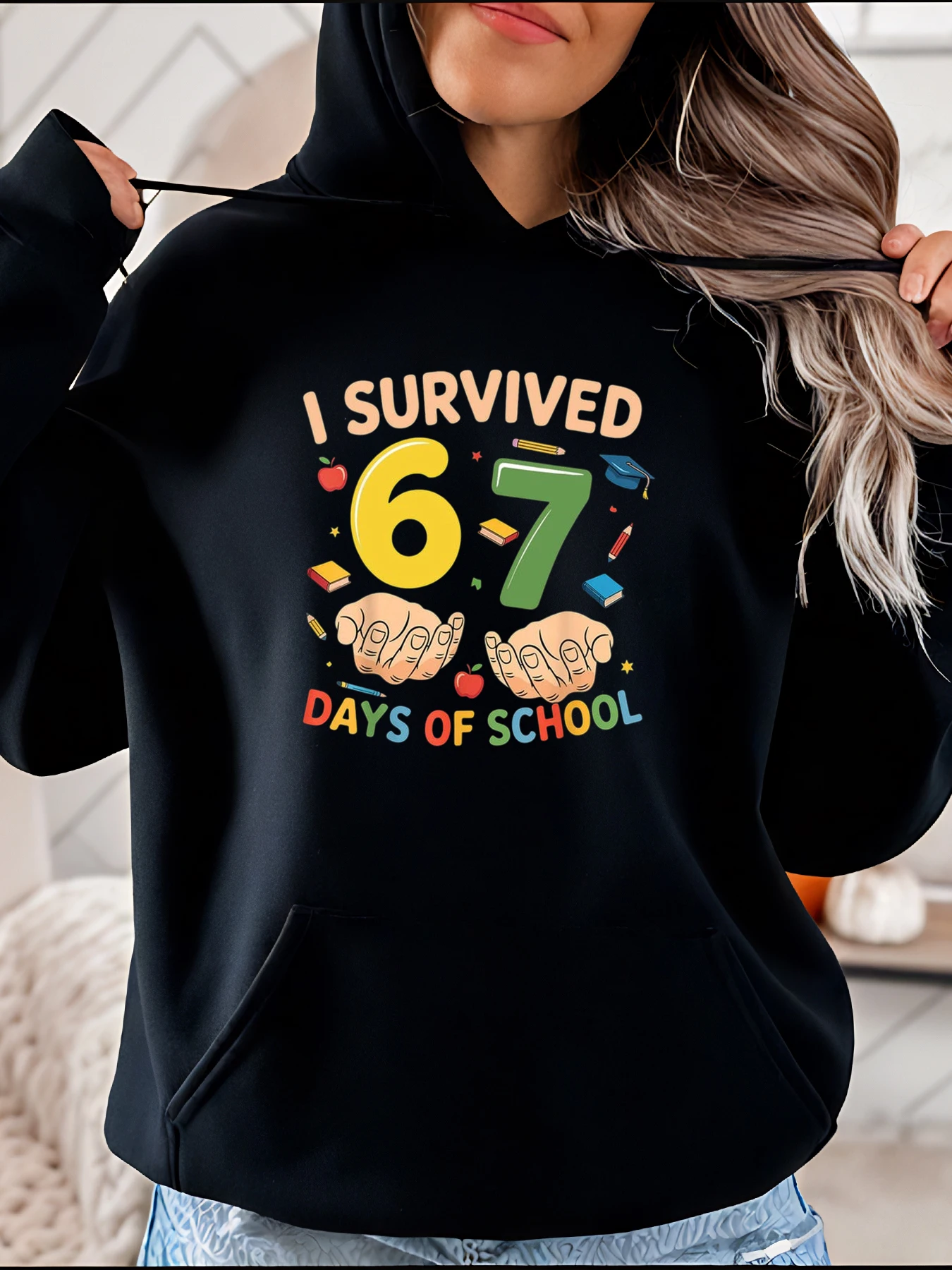 

Толстовка с принтом I Survived 67 дней в школе в повседневном стиле с красочными школьными значками для повседневной носки для женщин и студентов