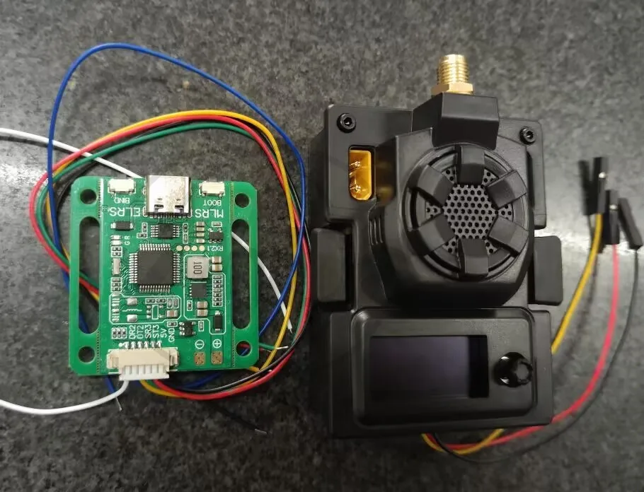 

Высокочастотный передатчик данных MLRS 915 МГц для самолетов с фиксированным крылом, дальность полета 80 км, мощность 1000 мВт, встроенный Bluetooth