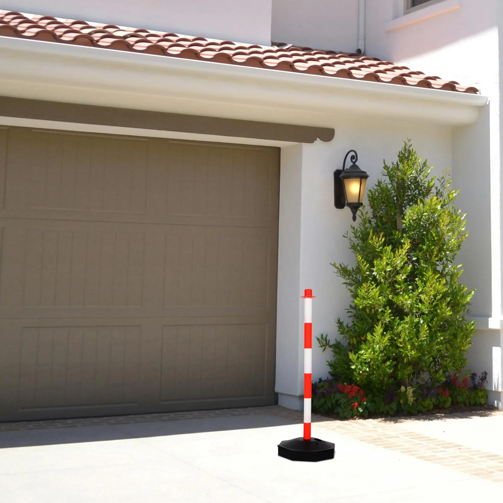 Water-Refillable Delineator Post High-Visibility Striped Design Heavy-Duty Pe Construction for Driveway Security Parking Stop