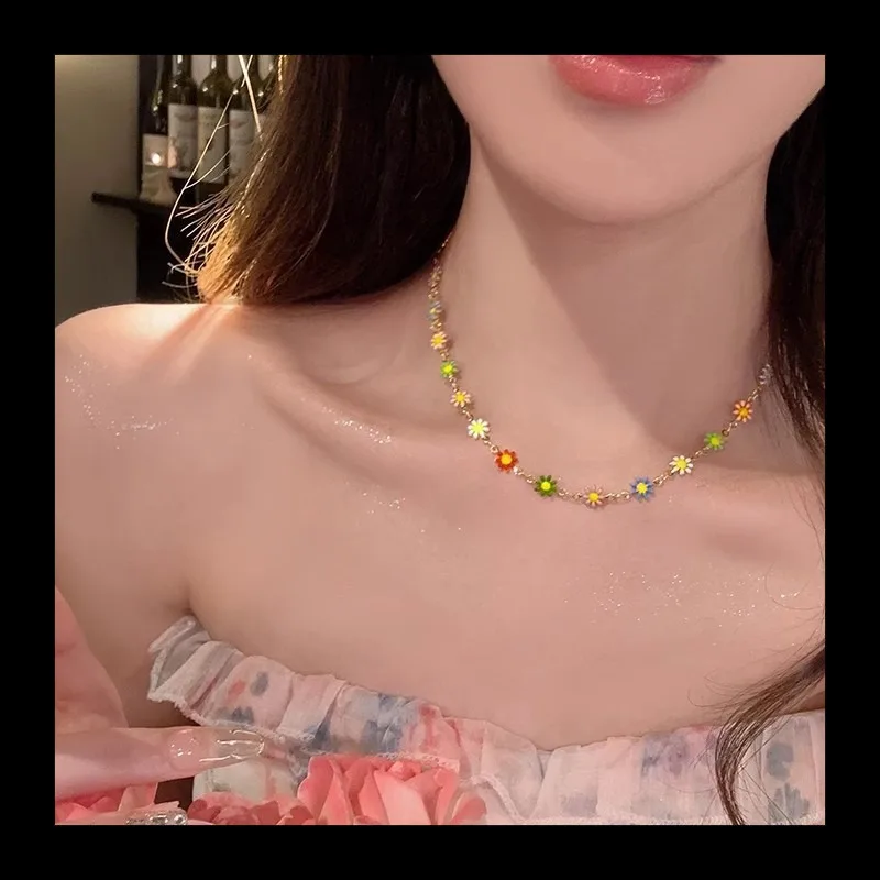 الإقحوانات الصغيرة الطازجة ~ قلادة الزهور الملونة للنساء الخفيفة الفاخرة تصميم المتخصصة سلسلة الترقوة قلادة فتاة الصيف