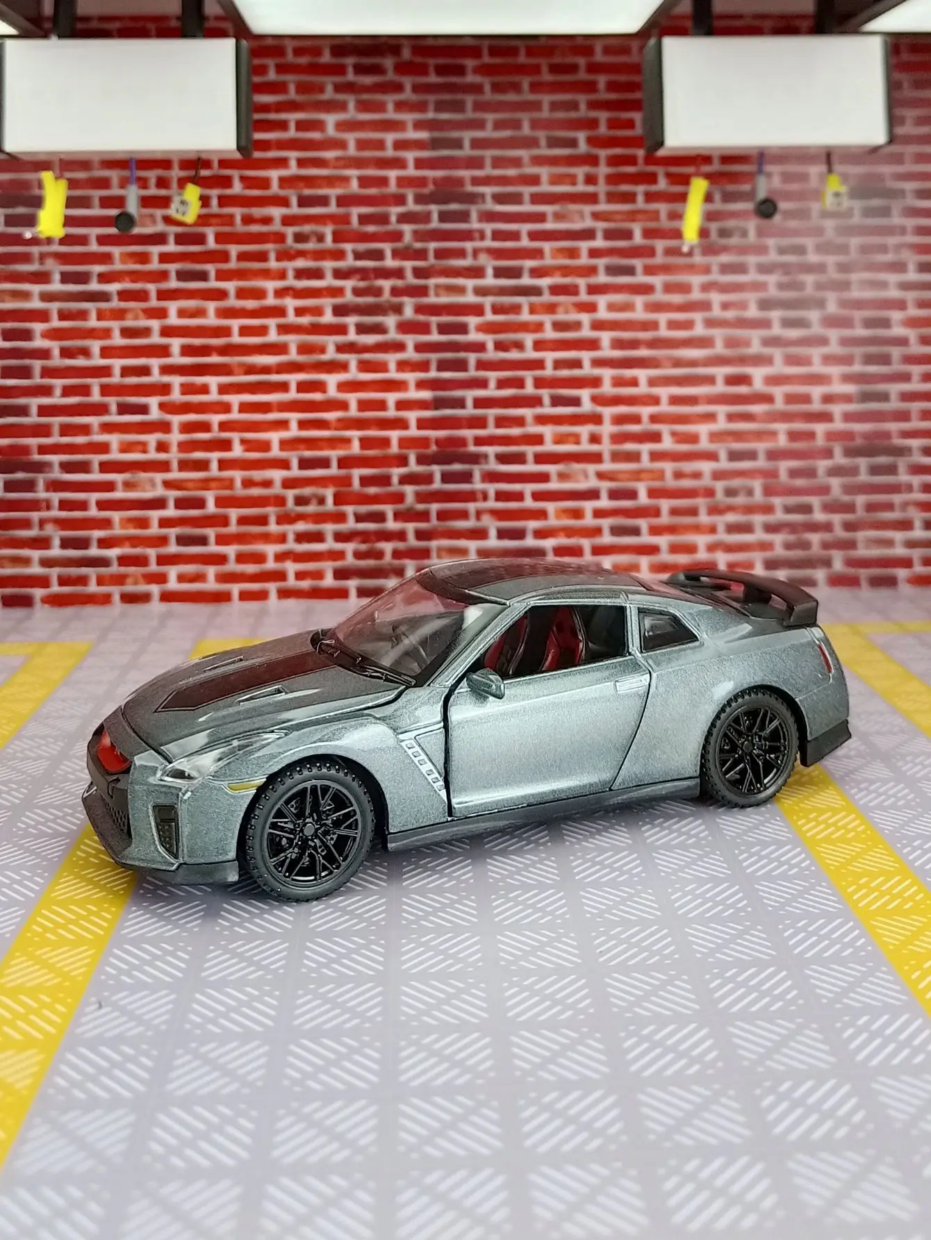 Simulação 1:32 modelo de carro em liga Nissan GTR 35 com peças de balanço de retorno de som e luz, portas e capô do motor, porta-malas podem ser abertas