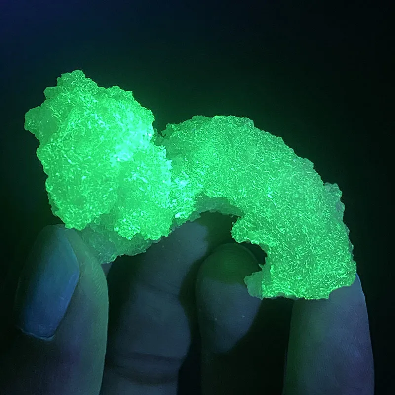 

100% natural fluorine chlorine gypsum raw stone crystal mineral specimen （Fluorescence effect green）