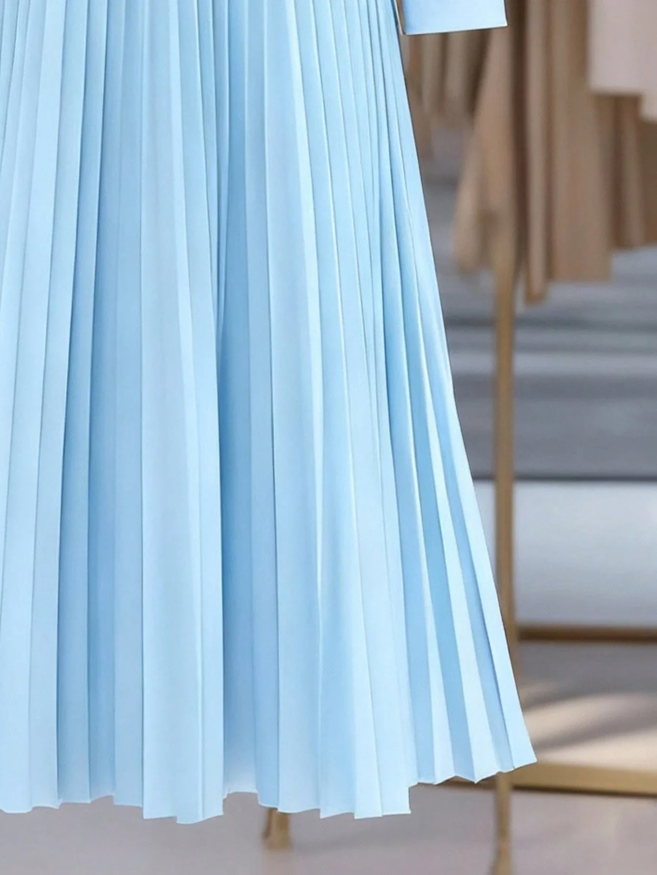 

Элегантное женское платье-рубашка с плиссировкой, длинными рукавами и поясом