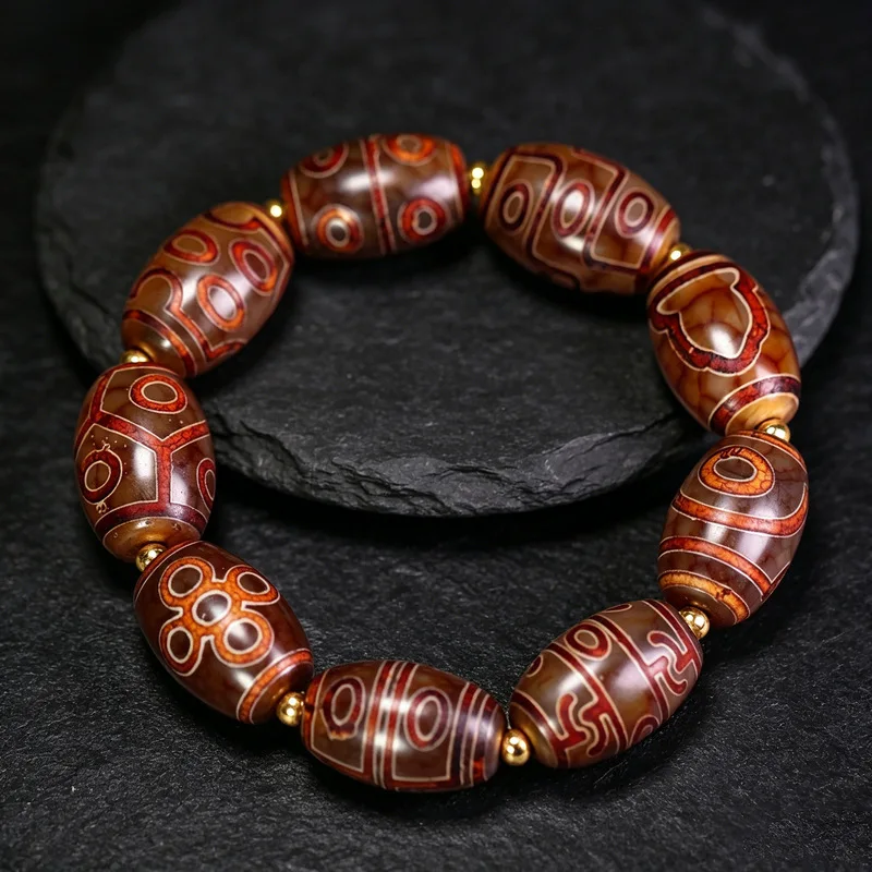 Perles d'agate tibétaine authentique de qualité 5A, naturelles et anciennes, présentant un motif totemique complet représentant une grande perfection.