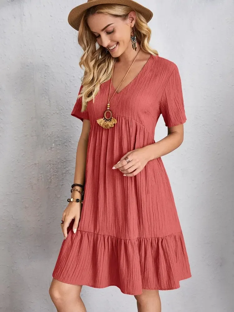 Elegantes Damen-Minikleid mit V-Ausschnitt und kurzen Ärmeln, einfarbig, locker geschnitten, mit Rüschensaum, lässiges Boho-Sommerkleid für den Urlaub am Strand. – Detail 13