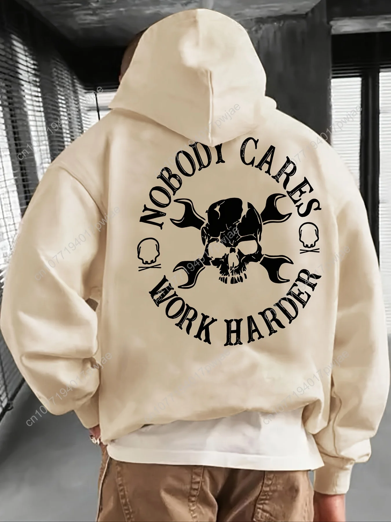 เสื้อฮู้ดผู้ชาย - เสื้อสเวตเชิ้ตสีเบจพิมพ์ลายกราฟิกตัวอักษรใหญ่คำว่า "NOBODY CARES", เสื้อฮู้ดทรงหลวมสำหรับออกกำลังกาย, สตรีทแวร์ และใส่ในชีวิตประจำวัน