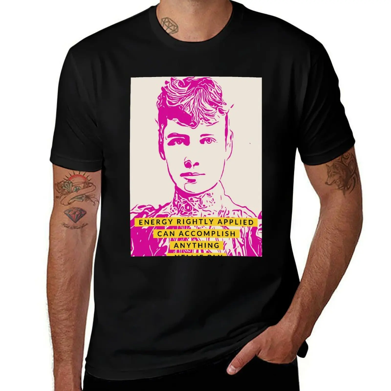 Camiseta con cita de Nelly Bly, ilustración de tinta rosa de Girl Boss y activista de historia femenina en estilo minimalista