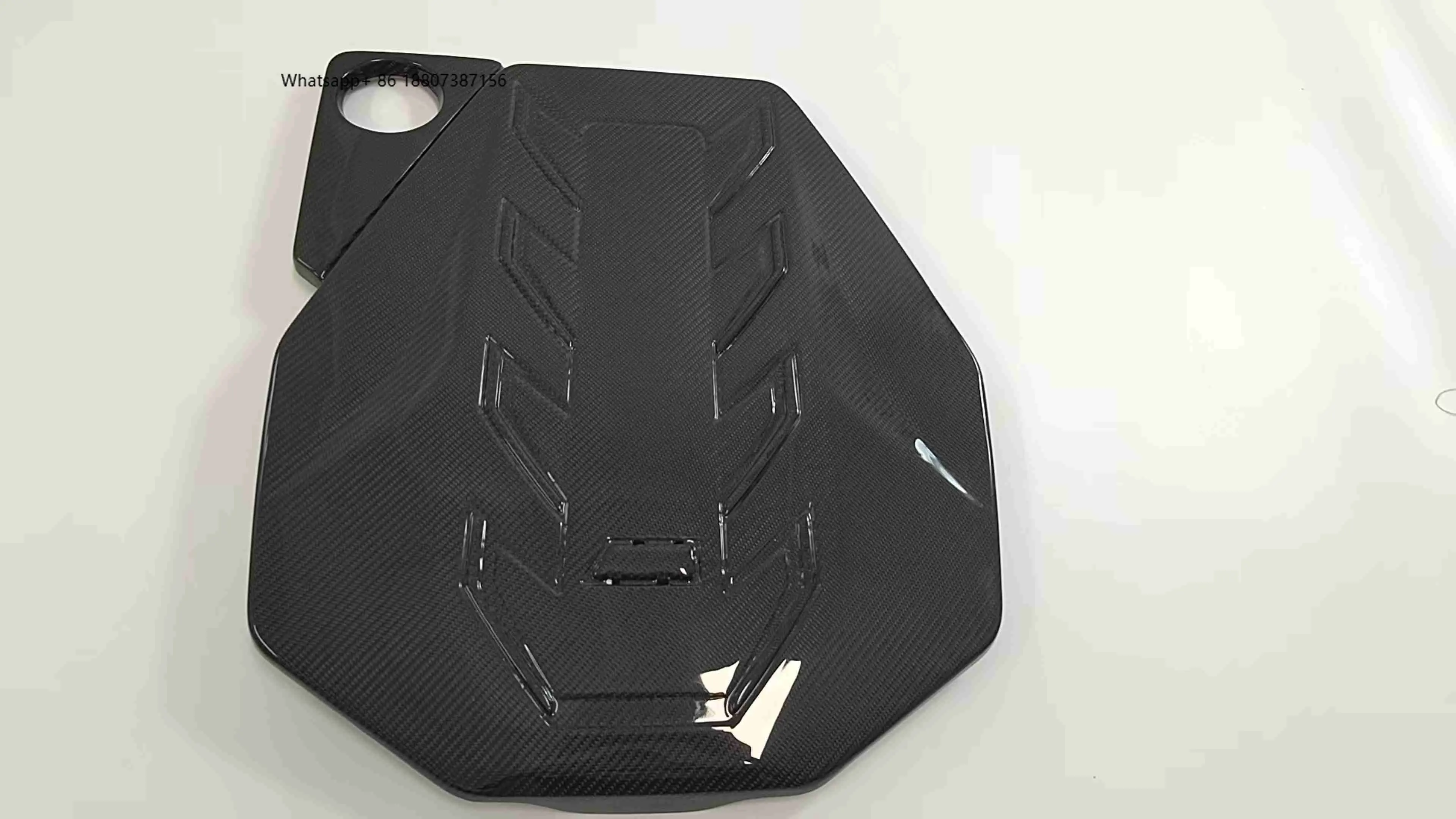 

Hot Products OEM Style Dry Carbon Fiber S68 Engine Cover Shell for G90 M5 Engine Bay High Quality