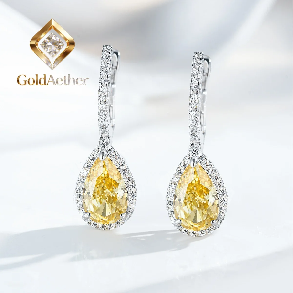 

Роскошные женские серьги-пусеты GoldNouveau из белого золота 18 карат и платины PT950 с бриллиантами огранки «Капля воды» и «Ледяной цветок»