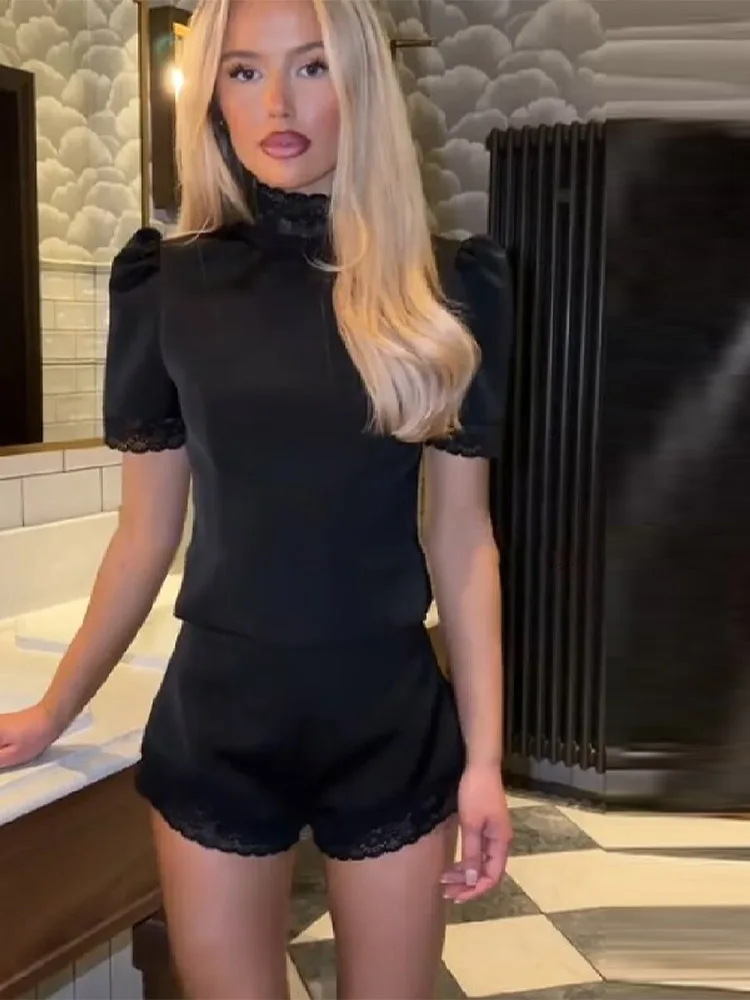 طقم قصير أسود من الساتان والدانتيل بتصميم بسيط وأنيق مع توب ذو ياقة عالية وحشوات كتف وشورت مريح، ملابس نسائية متعددة الاستخدامات عالية الجودة