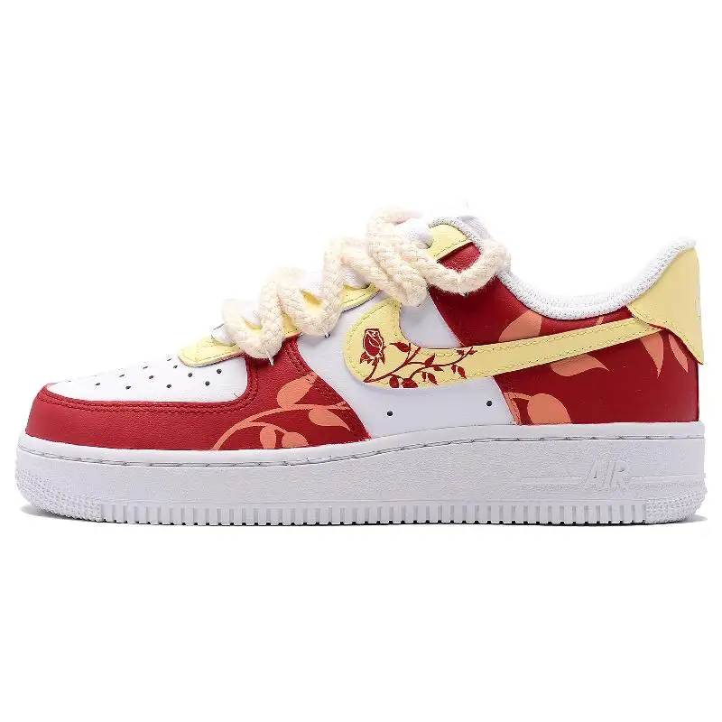 [ارتفاع مخصص باللون الوردي] حذاء Nike Air Force 1 للتزلج منخفض الارتفاع للنساء باللون الأحمر