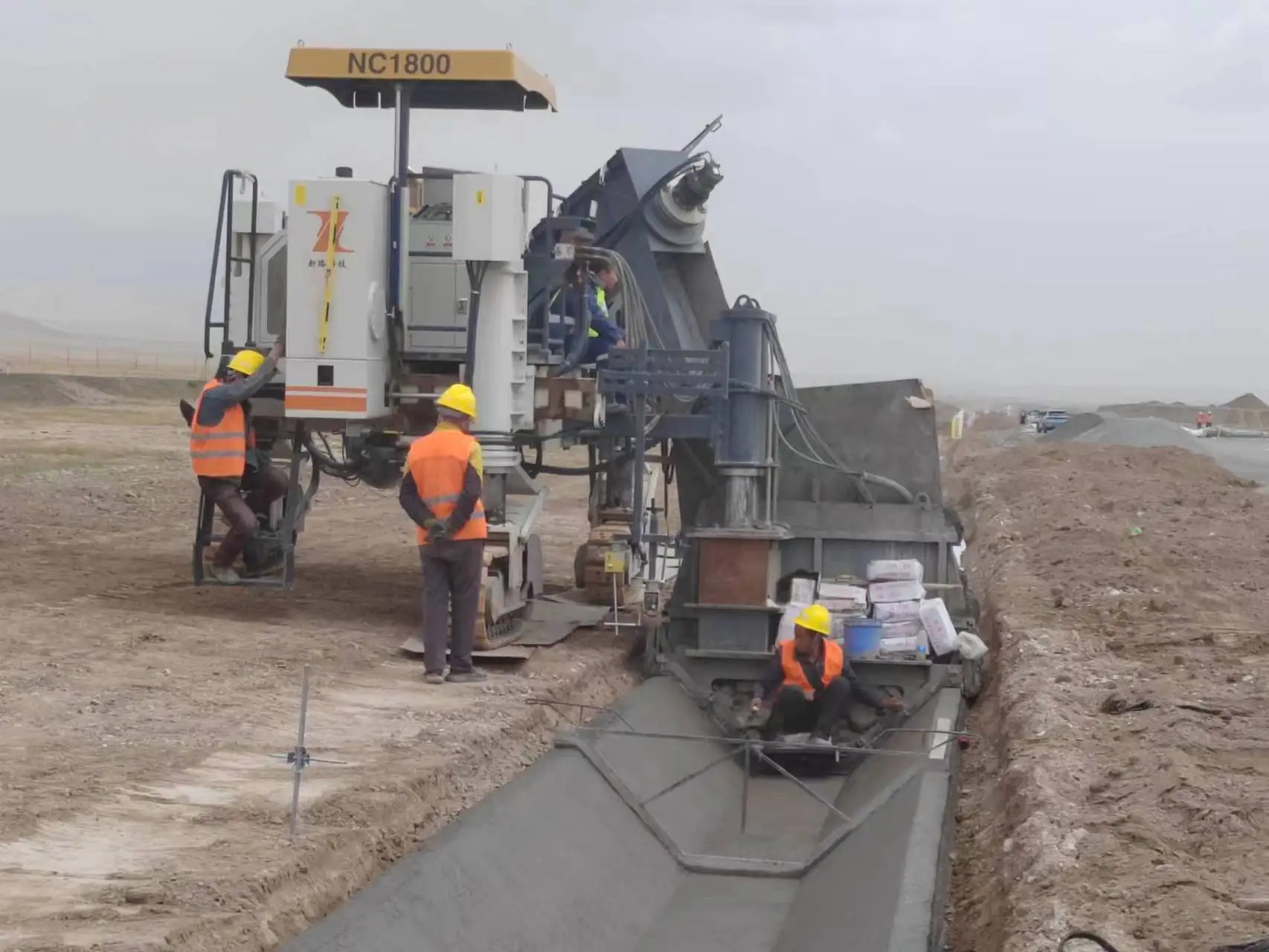 Concrete Slip Form Paver 3Track Curb Machine Concrete Slipform Paver Curbing Machine Concrete Kerb Machine