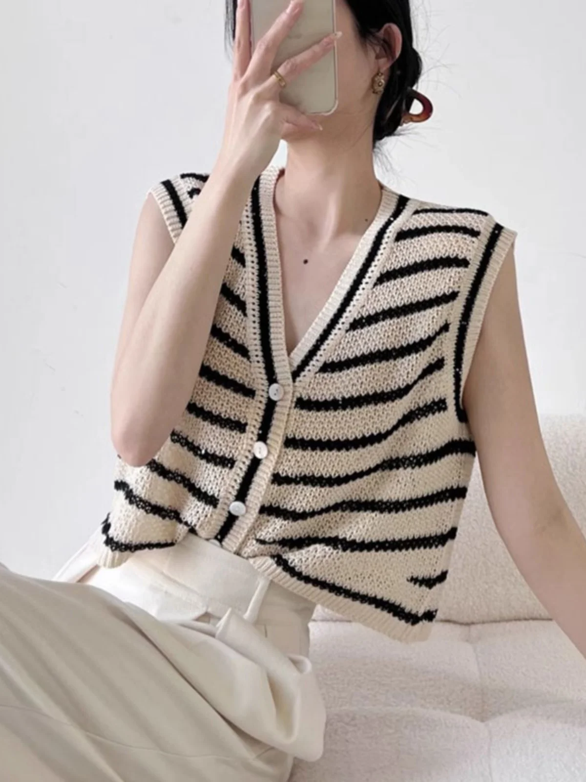 American Style Ice Silk Vest Women's Sleeveless Knitted Top Summer New Arrival Small Fragrance Style V-Neck Regular Length