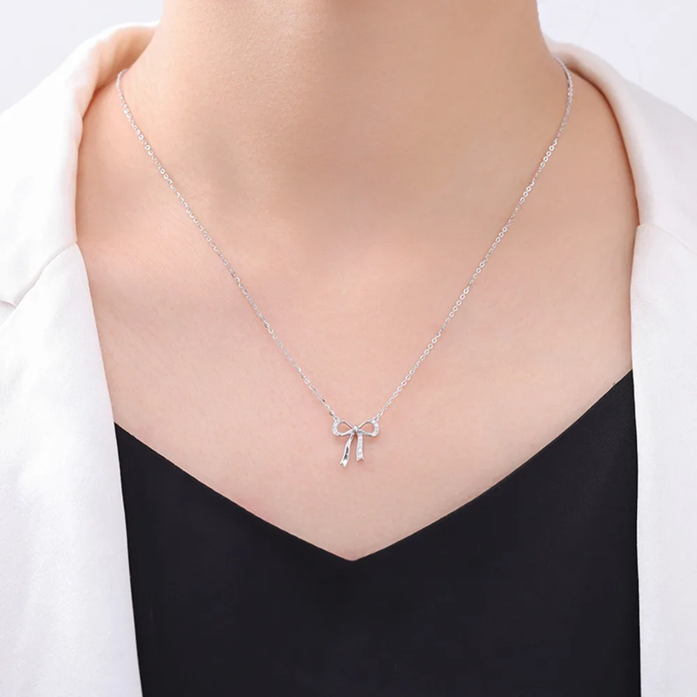 

Минималистичное колье-чокер с подвеской в виде банта GL, создающее уникальное, высококлассное, легкое и роскошное впечатление – отличное подарочное украшение.