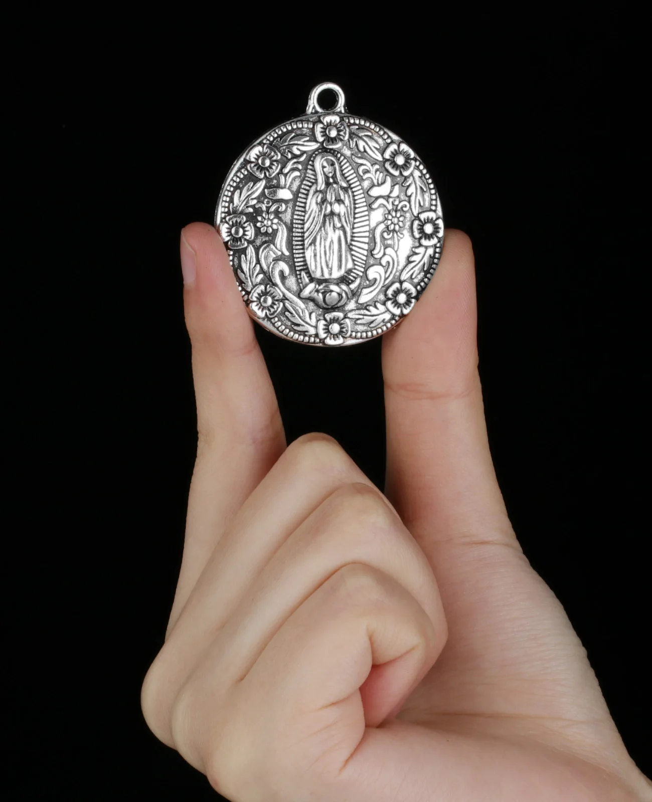 5Pcs Catholic Virgin Mary Round Medal Carved Our Lady of Guadalupe Floral Pendant for DIY Necklace Jewelry Accessories