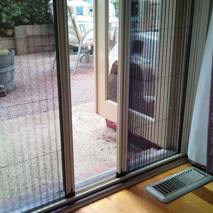 Moskitonetz mit Rahmen aus Aluminiumlegierung. Doppelt klappbare, einziehbare Sichtschutztür mit Fliegengittern