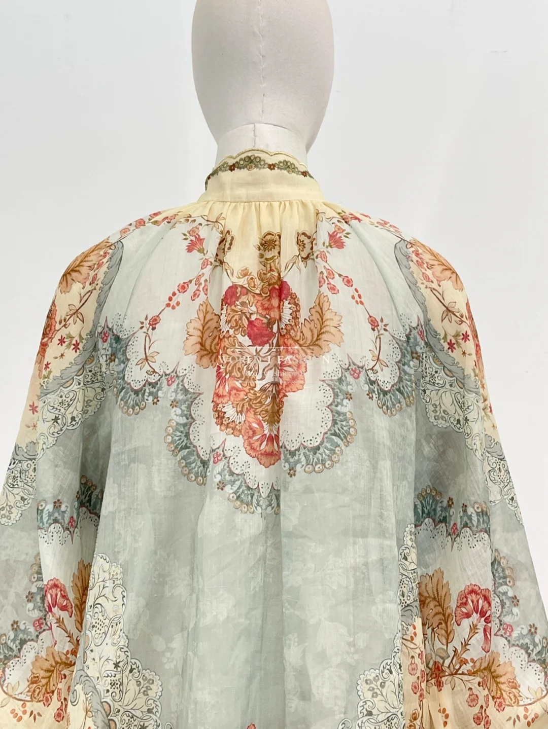 مجموعة بلوزات وسروال قصير الأكمام بأكمام طويلة وطبعة زهور خضراء على الموضة الجديدة لعام 2025