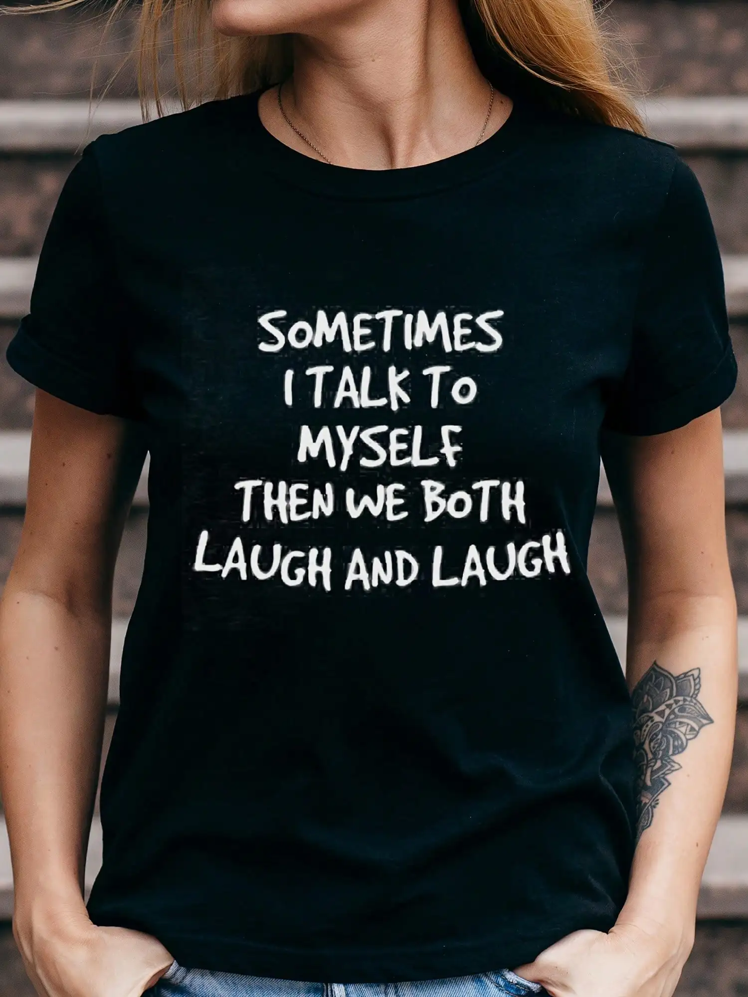 Kaos Grafis Lucu - Terkadang Saya Berbicara Sendiri Kemudian Kami Berdua Tertawa Dan Tertawa Cetak Huruf Leher Kru Wanita - Lengan Pendek