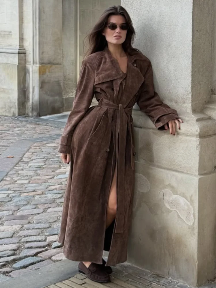 معطف نسائي من جلد الغزال البني بحزام واحد الصدر معطف طويل أنيق بأكمام طويلة لخريف 2025 ملابس خارجية جديدة للسيدات يومية للركاب