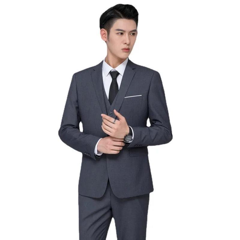 

Мужской костюм-тройка: пиджак с отложным воротником, жилет, прямые брюки. Облегающий комплект для вечерних мероприятий. Весна 2026.