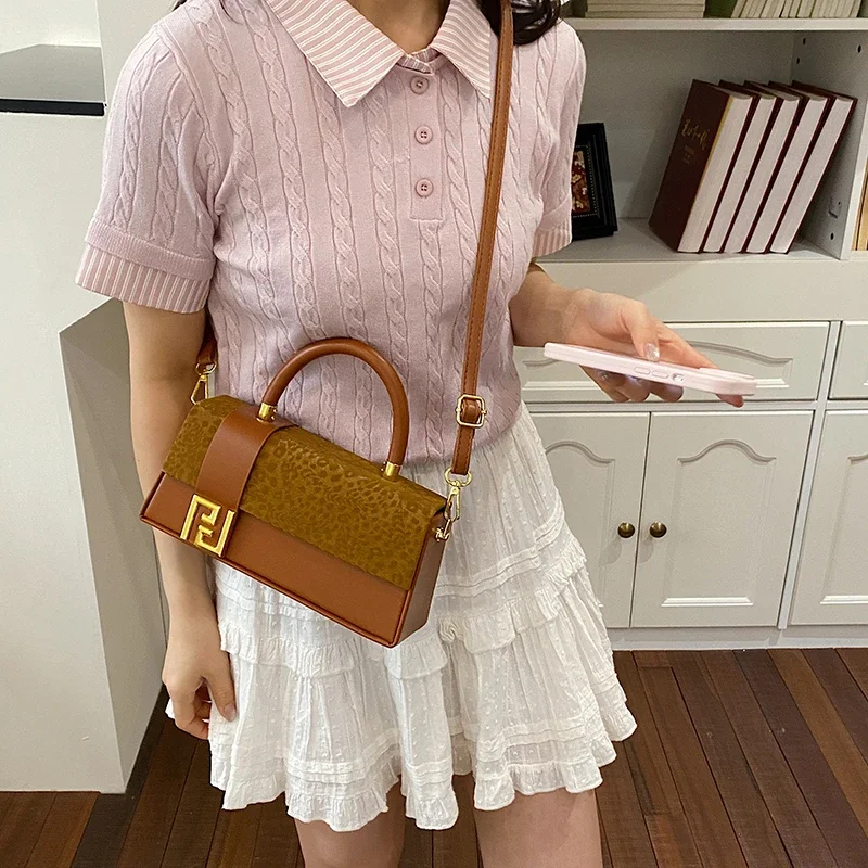 Elegant style crossbody bag, new fashionable women's buckle shoulder bag, luxurious design handbag with tassel decoration
