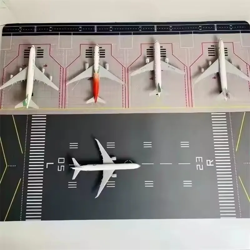 New 1:400 Airport Runway Pad For Boeing B777/Airbus A380 Aviation Aircraft Airplane Parking Positions On The Apron Airport Scene