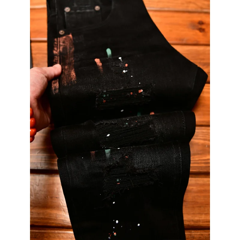 جينز أسود موضة الشارع للرجال في خريف 2025، مقاس نحيف بأقدام صغيرة، رقعة مثقوبة، سراويل متينة وأنيقة